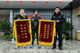 失而复得!民警查看5小时监控找回老人金项链图片