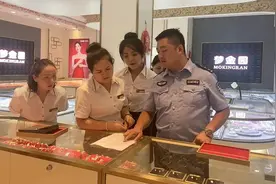 夏季行动 | 安全感拉满！反诈宣传进商户 敲响商户防诈“警钟”图片