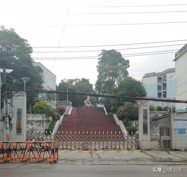 广西百色靖西市与崇左大新县交界的边境小镇，史上是岑氏土司辖地