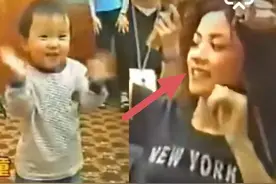 怪不得窦靖童27岁就女承母业，原来她2岁的时候就跟着王菲去上班图片