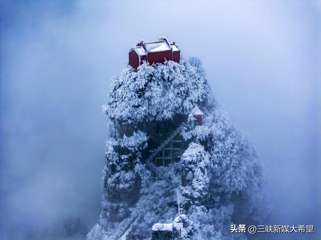 长阳天柱山迎2026年首场大雪云海美如仙境