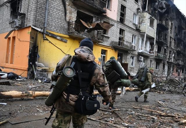 泽连斯基亲站城门口，俄却宣称已占领！平行世界战场现"时空错乱"