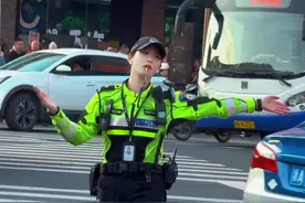袁雨佳何许人也？为什么一个女交警这么“火”，对此网友看法不一图片