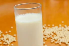 常喝豆浆会雌化？哪些事项需要注意？营养师为你解读图片