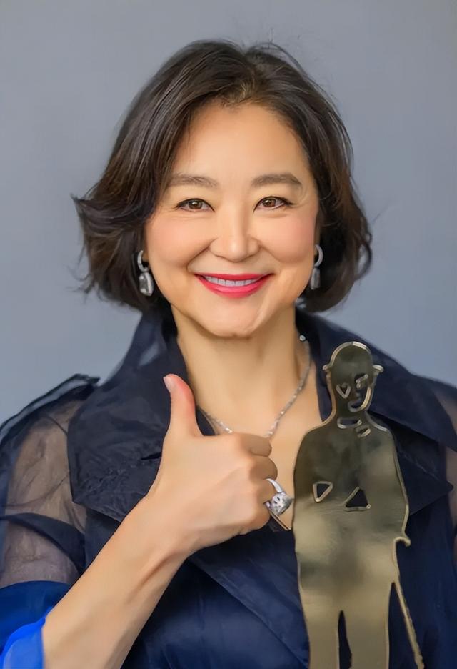 58岁王祖贤温哥华逛菜市场，大腹便便，穿裤衩拖鞋，女神形象全无