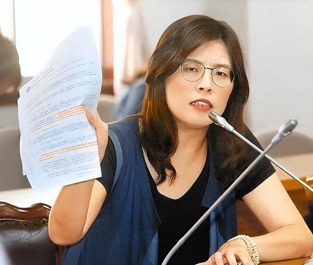 国民党改选，郑丽文暂排第一，不料郑丽文却说：我目标是不统不独