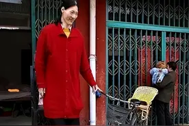 世界第一女巨人来自中国安徽，穿78码鞋子，一顿吃2斤大米图片