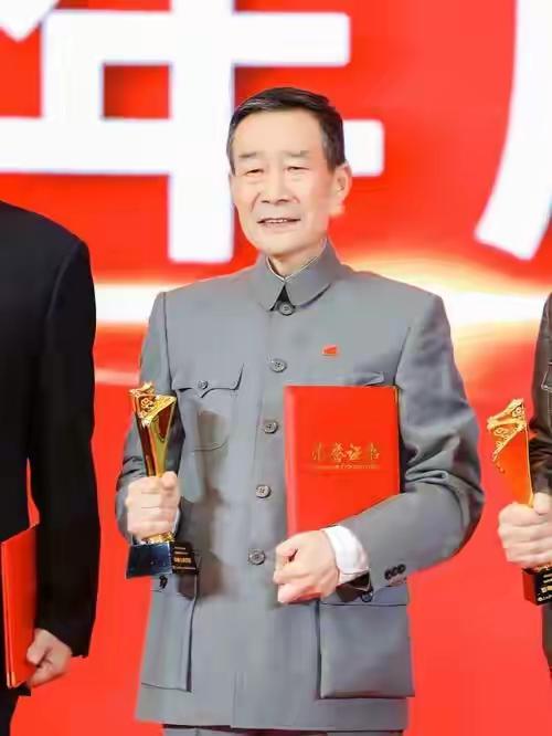 瞒了37年！原来他是李雪健的儿子，真是低调的“星二代”！