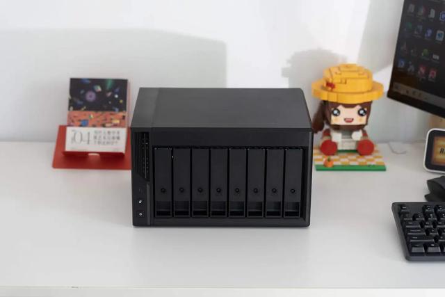 威联通2025新品Qu805首测：8盘位 + N355 + 16GB，性能与性价比全有了