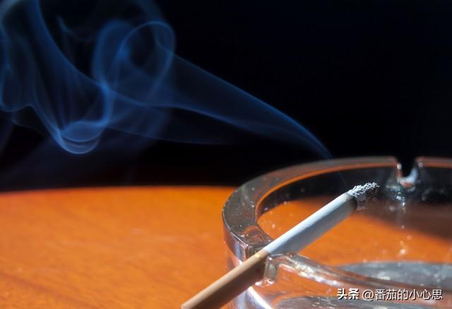 前药房主任50岁，借口眼神不好，要调岗，大家不理解，他笑而不答