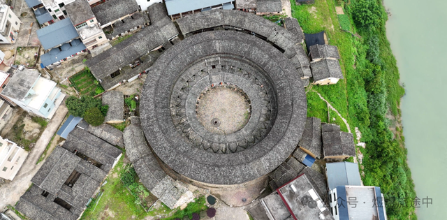 广东最美圆楼花萼楼，400 年客家土楼活化石，真佩服古代人的审美