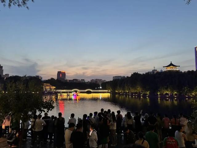 长春德苑：水岸市集品美味，星河灯海遇笛声