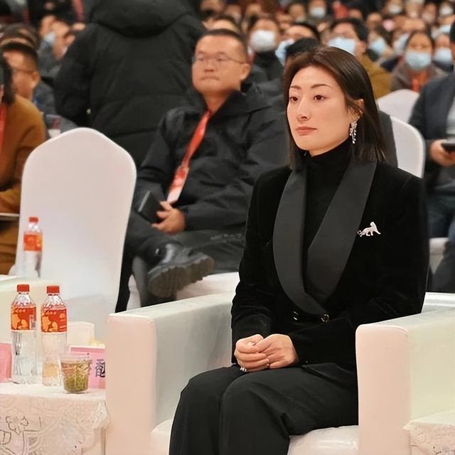 辞去董事长仅3个月，宗馥莉官宣新身份，宗泽后和整个商界沉默了