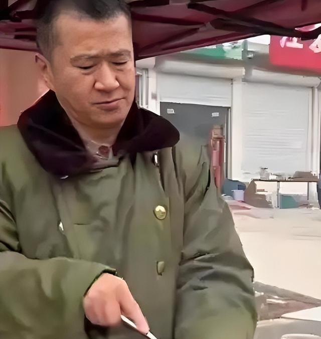 过气明星有多惨：农村走穴，穷到只剩100万，摆摊还债，体面呢？
