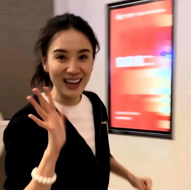 拿奖没几天！就曝出私生活风波！人民日报出手，保住了宋佳的体面