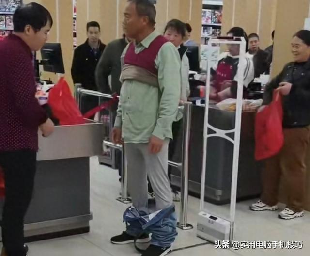 老人脱衣自证后续：超市被扒、道歉并赔偿！原因曝出，网友不买账