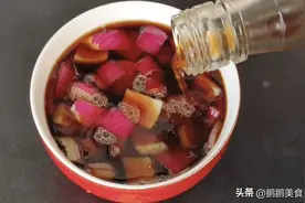 洋葱放陈醋泡一泡，作用真厉害，帮助了很多中老年人，简单又实用图片