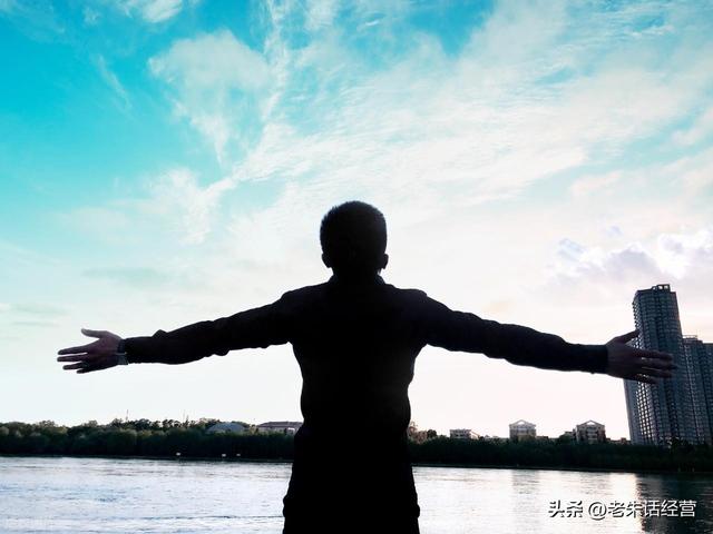 扎心破防：我深信不疑的坚持，不过是认知囚笼里的一孔之见