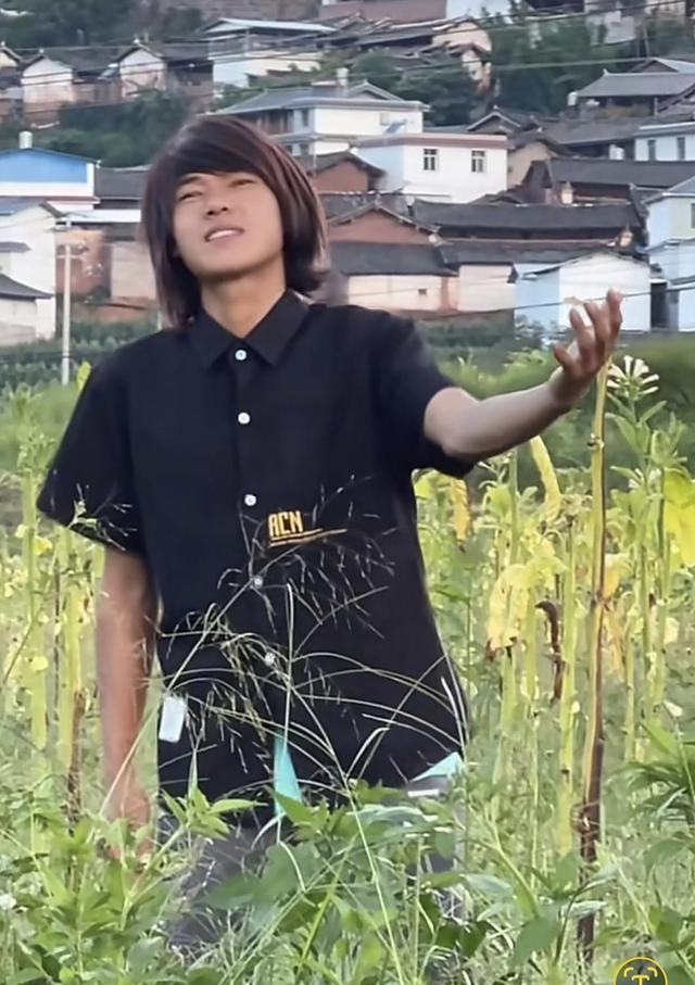 云南男子酷似言承旭，网友：若不是驼背，他可以靠脸吃饭的
