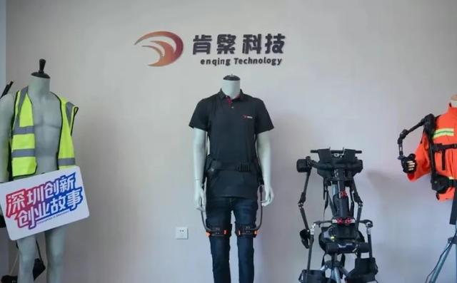 泰山陪爬男大,被一个中年理工男抢了风头