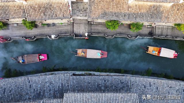 台儿庄古城：雾漫爱河街 等你来邂逅