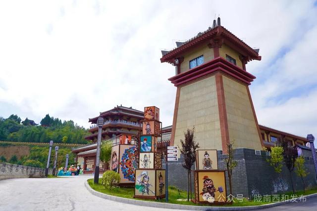 一祠承文脉，满园忆三国。