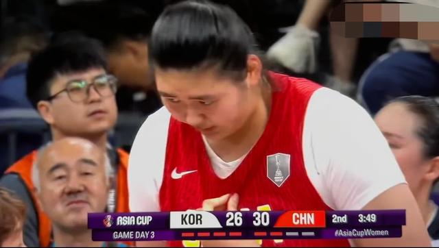女篮韩国中锋心态直接崩了！防不了张子宇，裁判过来安慰