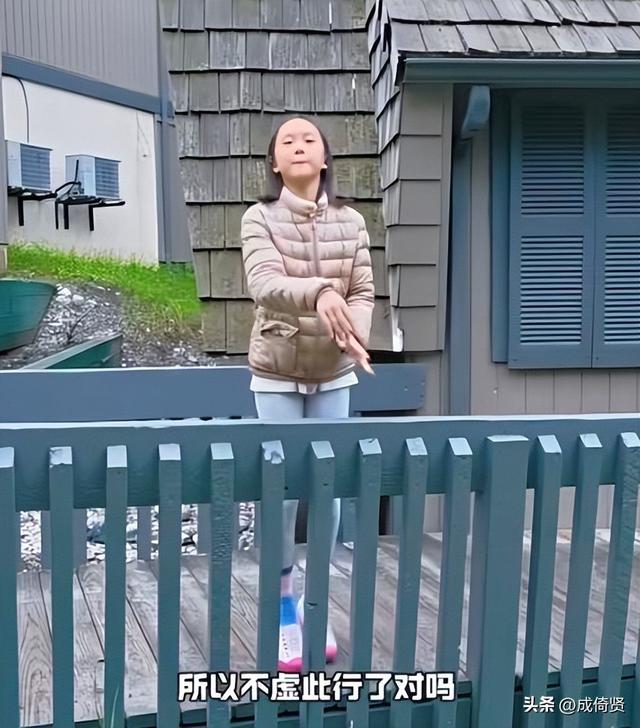 闯祸了！央视主持人国外游，携妻女高调炫海外生活，被骂网友骂惨