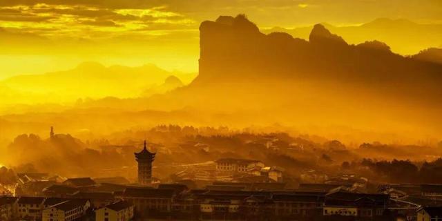 联动抖音官方ip“来江西晒个秋”带你玩转鹰潭，跟随旅游主播，打卡秋日同款场景！