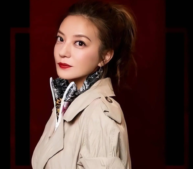 翻身无望！49岁赵薇再曝近况，胃癌传闻真相大白，脸垮皮松人憔悴