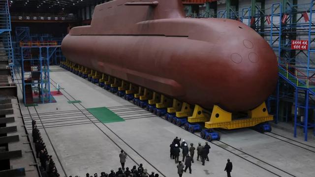 俄罗斯送“超级大礼包”，朝鲜入核潜艇俱乐部，8700吨什么水平？
