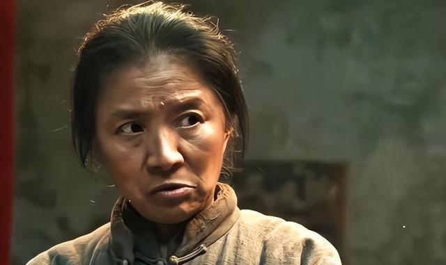 陪玩陪睡只是冰山一角，认干爹，舔手指，拜高踩低，实在荒唐！