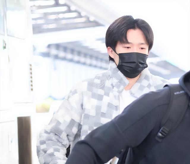 王楚钦戴背部护具落地北京！登上日本杂志封面 乒超总决赛出战存疑