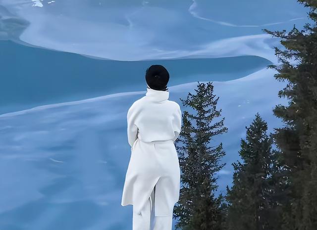 47岁贺娇龙去世！同学曝抢救过程	，网友提醒成真，此前疑早有征兆