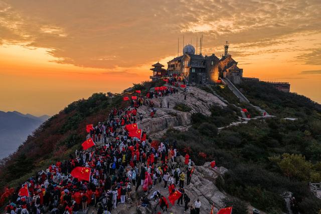 泰山之巅，最爱这抹中国红！
