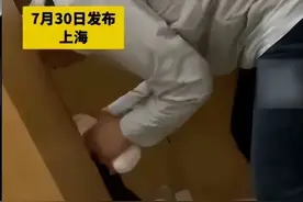 男厕奇闻：男子竟翻女厕垃圾桶，卫生巾引发热议！图片