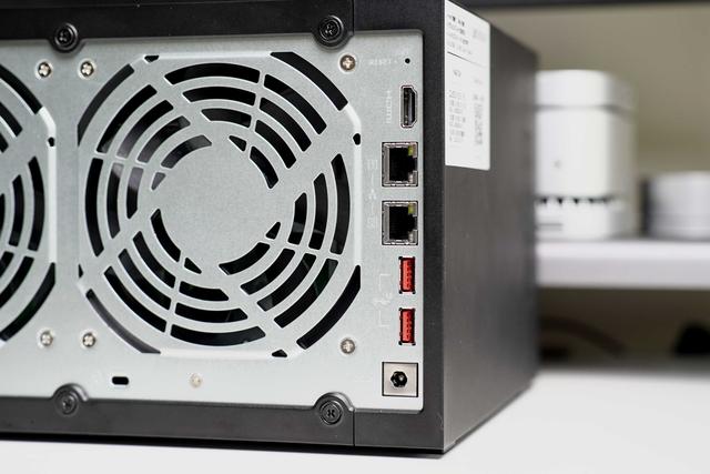 新品首发拆解丨不再躺平的高颜值NAS威联通Qu805