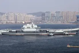 中国商船遇上祖国航母，突如其来的重逢让船长激动不已！图片