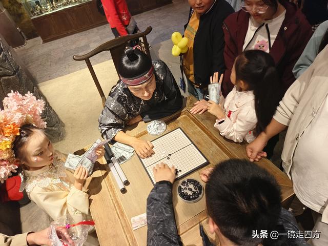 走进郑州中牟建业电影小镇，看各种特色表演，还能参与互动项目。