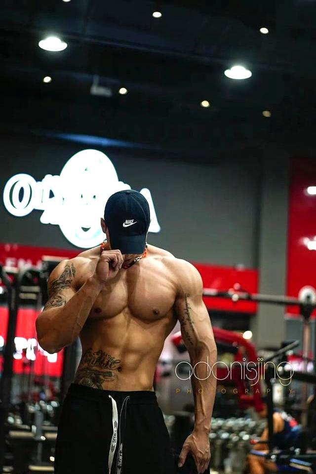 身高187的健身肌肉男网红，野外写真秀身材颜值，简直绝绝子