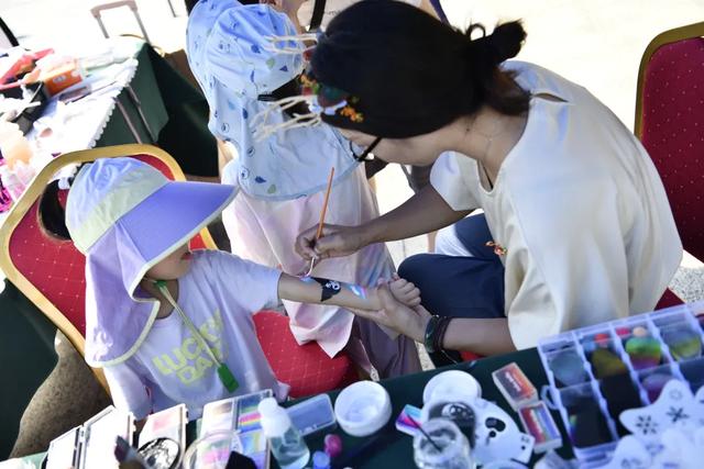 “玫瑰计划”公益徒步开启暖心寻秋之旅——多元互动摊位与自由徒步相结合,打造亲子公益新体验