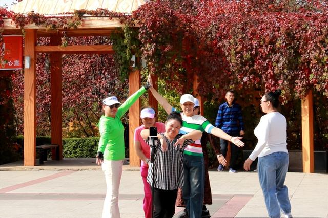 【组图】国庆赏秋正当时 佳木斯双拥公园“花式”迎游人