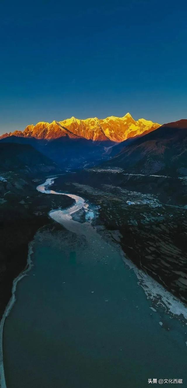 对不起，这看日照金山、流星、沙漠和雪山同框的宝藏地，我写晚了！