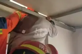 天津武清：大爷上房顶放置老鼠药，不料头被卡无法脱困，家人报警求助图片