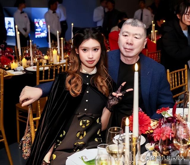 徐帆回应离婚5个月	，冯小刚近况曝光，他的“小心思	”再藏不住了