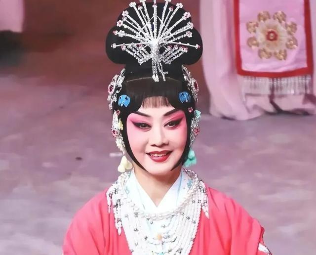 至今未婚未育，身边却有男人陪了近27年！59岁的她才是人间清醒