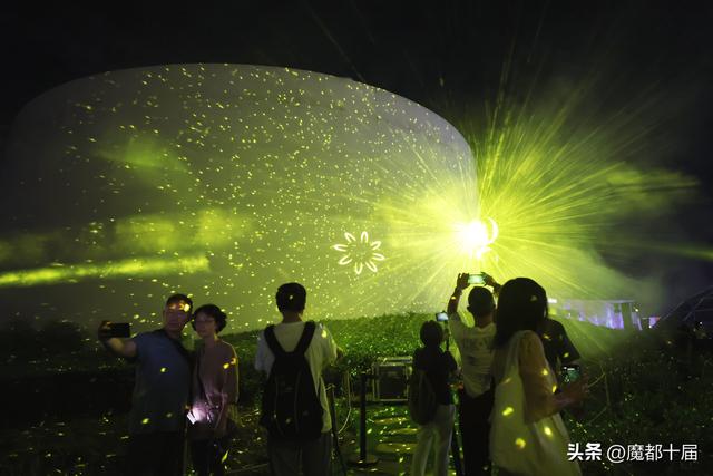 周边商场瞬时客流破纪录！上海国际光影节点亮消费新场景