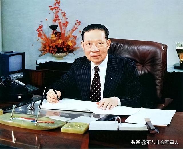 香港四大家族没落：李嘉诚父子撤退，郑裕彤儿子负债李兆基家躺平