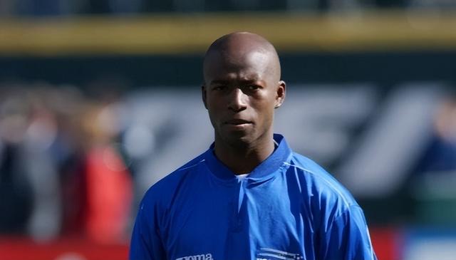 申花外援马纳法玩奥特曼体感游戏，动作标准找回童年感觉