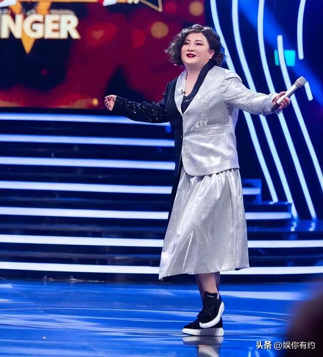 退出春晚	、被综艺“开除”，43岁贾玲近况曝光	，走路喘息声明显